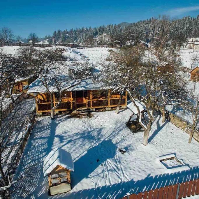 Котедж Шум Черемоша На Березі Річки เวอร์คอฟเวอนา ภายนอก รูปภาพ