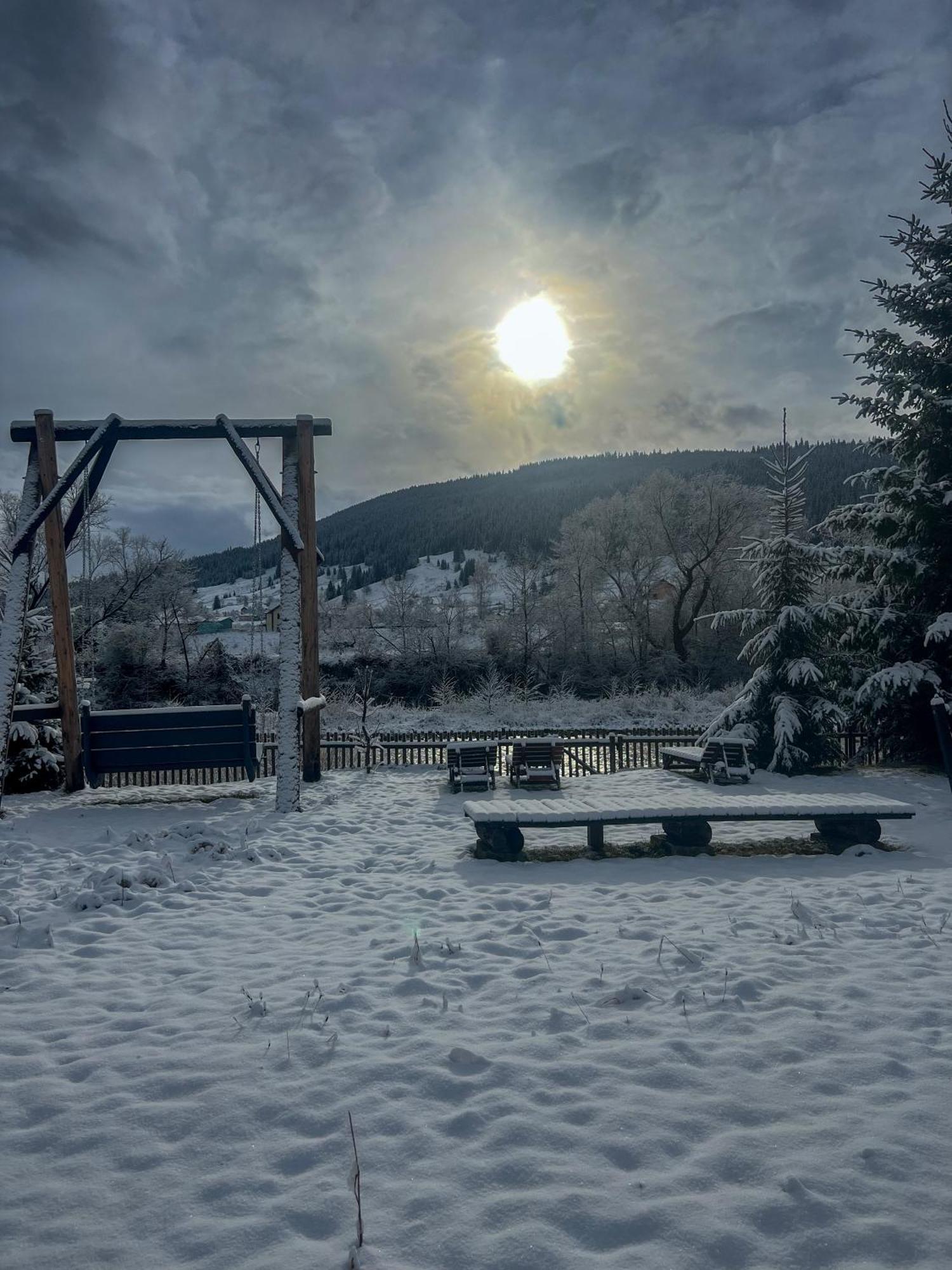 Котедж Шум Черемоша На Березі Річки เวอร์คอฟเวอนา ภายนอก รูปภาพ